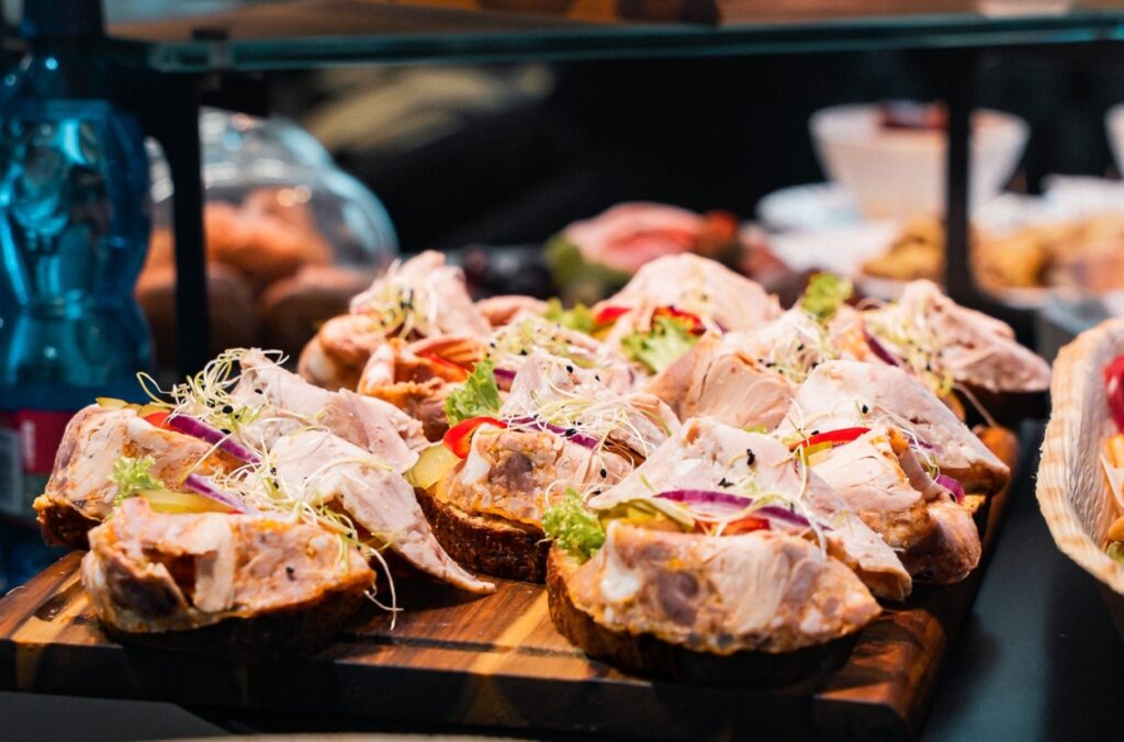 Nové chutě v centru Prahy: Bistro U Býka v Hybernské ulici představuje delikatesy, které musíte ochutnat