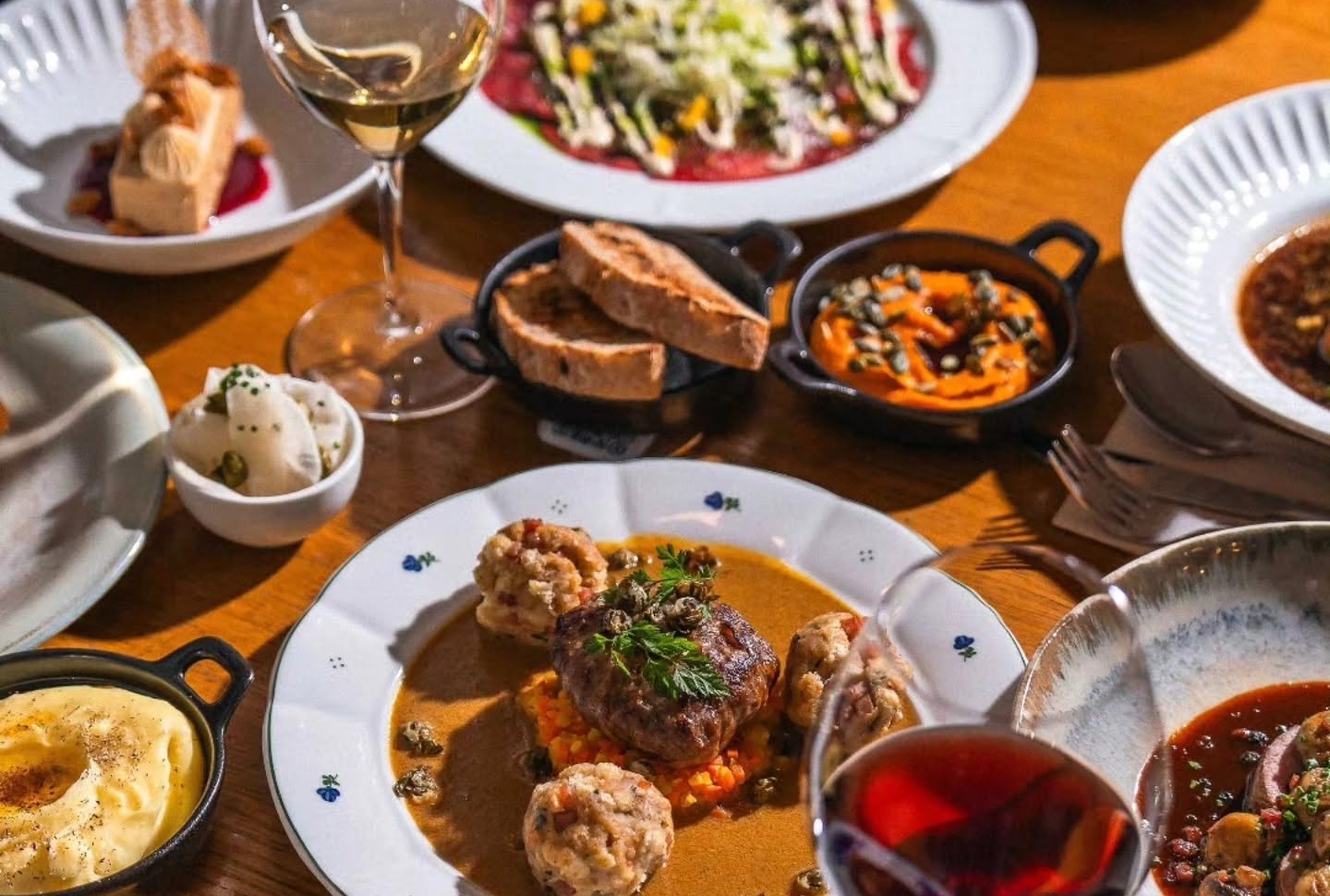 Kančí hřbet a inspirace rokem 1911: Praha má podzimní menu od TADY CHUTNÁ